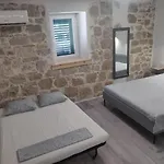 Apartment Stone Split