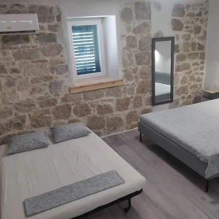 Apartman Stone Split